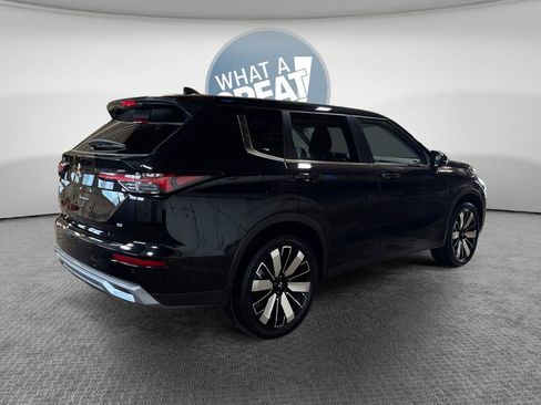 Used 2025 Mitsubishi Outlander SE FWD image 3