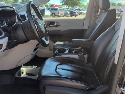 Used 2017 Chrysler Pacifica Touring-L FWD image 18