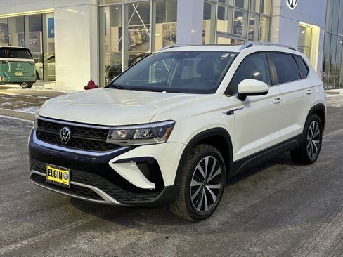 Certified 2023 Volkswagen Taos SE w/ Panoramic Sunroof Package image 3