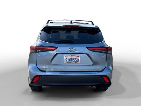 Used 2023 Toyota Highlander LE FWD image 4