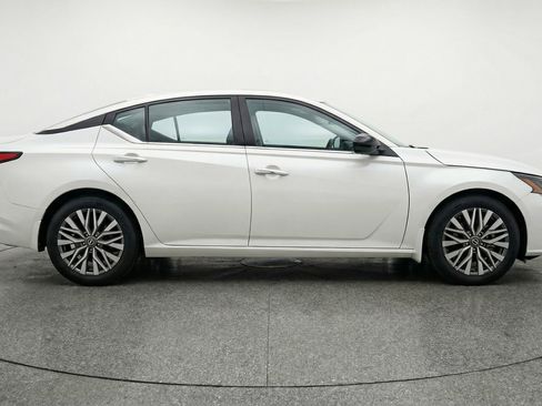 Used 2025 Nissan Altima 2.5 SV image 11