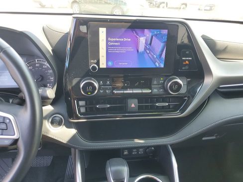 Used 2024 Toyota Highlander LE image 10