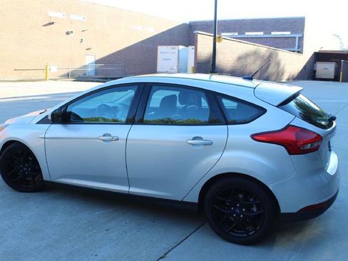 Used 2016 Ford Focus SE w/ Equipment Group 201A image 3