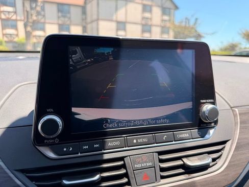Used 2025 Nissan Altima 2.5 SV FWD image 17