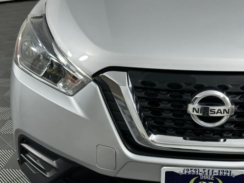 Used 2019 Nissan Kicks S FWD image 4