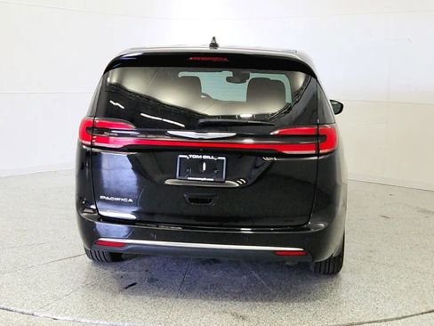 Used 2024 Chrysler Pacifica Touring-L image 6