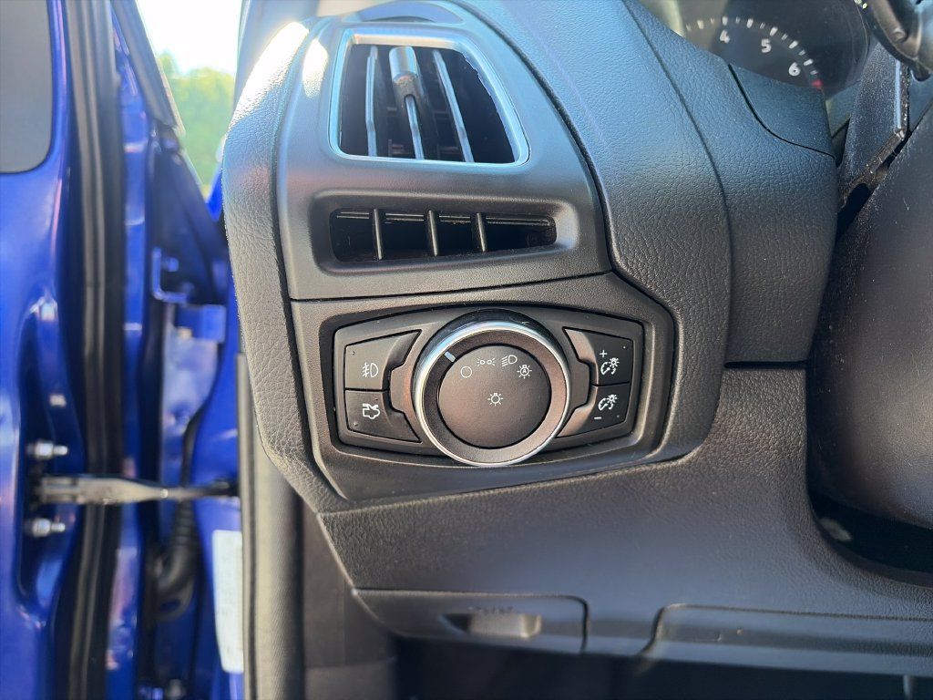 Used 2015 Ford Focus Titanium FWD image 30