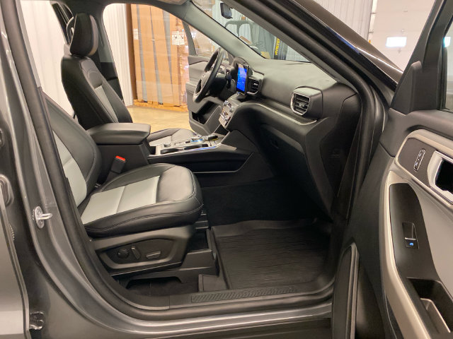 Used 2023 Ford Explorer XLT w/ Equipment Group 202A AWD/4WD image 36
