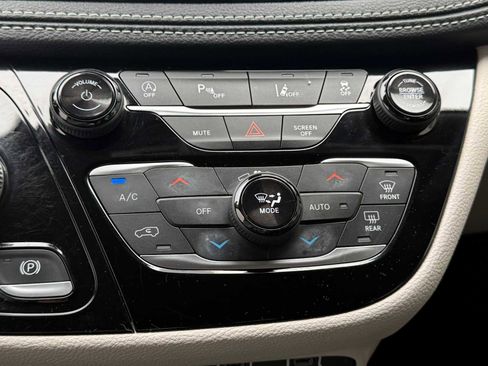Used 2023 Chrysler Pacifica Touring-L AWD/4WD image 24