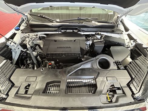 Used 2025 Honda Pilot Touring image 14