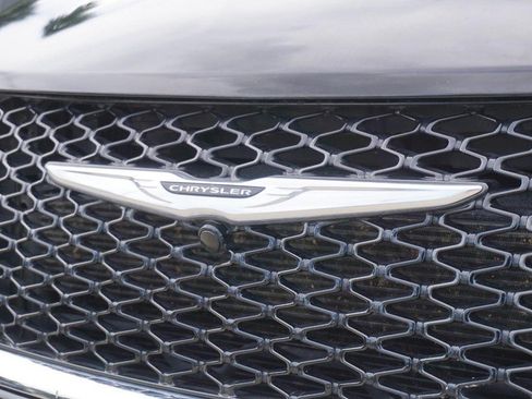 Used 2024 Chrysler Pacifica Touring-L FWD image 11