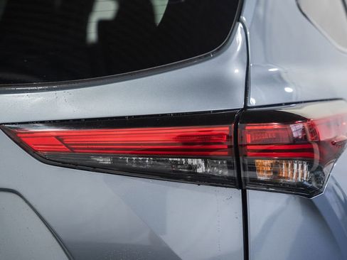 Used 2022 Toyota Highlander LE AWD/4WD image 6