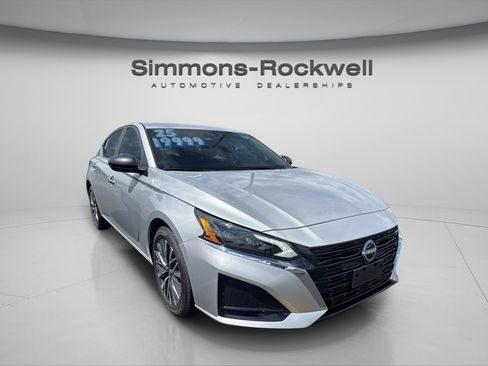 Used 2025 Nissan Altima 2.5 SV FWD image 5