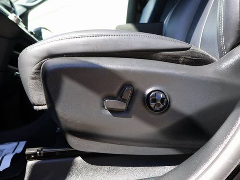 Used 2025 Chrysler Pacifica Select FWD image 43