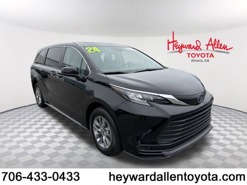 Certified 2024 Toyota Sienna LE image 1