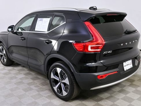 Used 2025 Volvo XC40 B5 Plus image 4