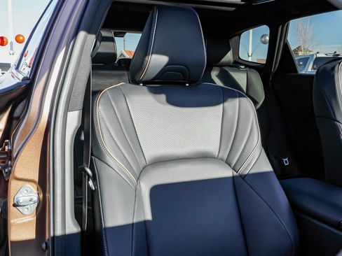 Certified 2025 Toyota Crown Signia image 27