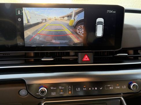 Used 2025 Kia Carnival image 12