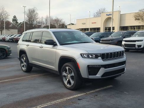 New 2026 Jeep Grand Cherokee L Limited w/ Luxury Tech Group II AWD/4WD image 7