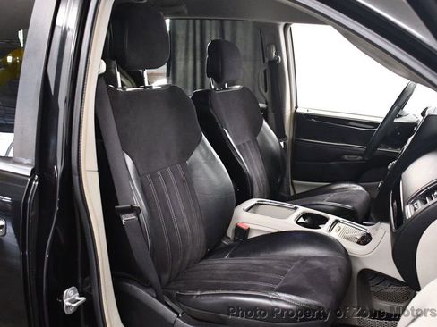 Used 2014 Chrysler Town & Country Touring-L image 12