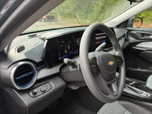 Used 2025 Chevrolet Trax LT image 36