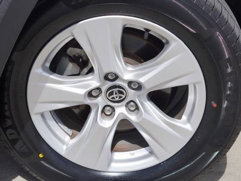 Used 2020 Toyota RAV4 XLE w/ Convenience Package FWD image 11