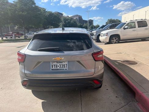 Used 2025 Chevrolet Trax LS FWD image 11