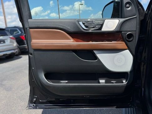 Used 2022 Lincoln Navigator Reserve image 12