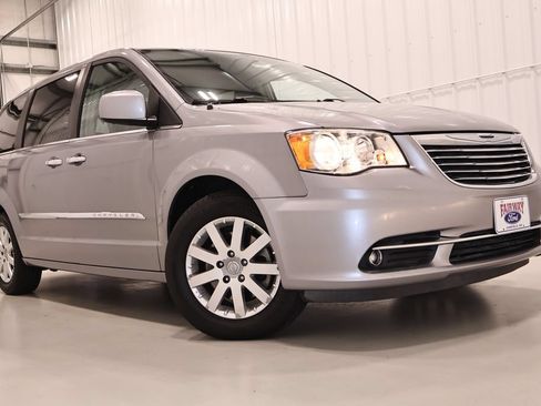 Used 2016 Chrysler Town & Country Touring w/ Driver Convenience Group FWD image 37