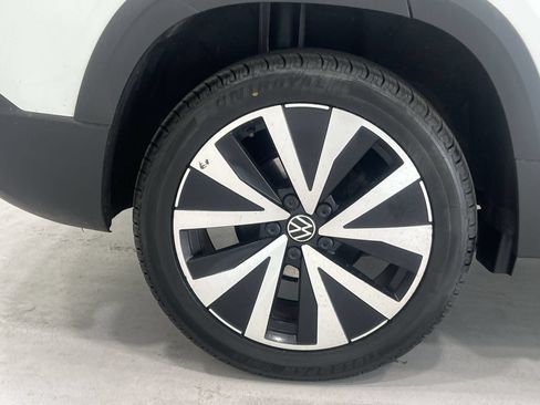 Used 2024 Volkswagen Taos SE FWD image 10
