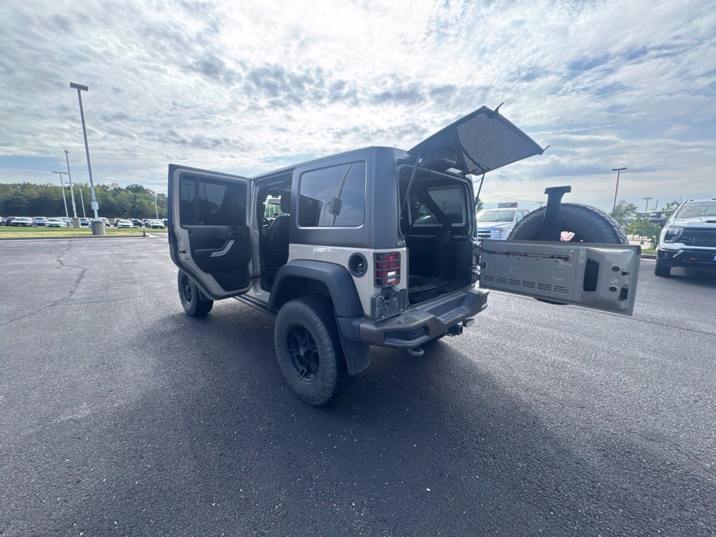 Used 2016 Jeep Wrangler Unlimited Rubicon w/ Connectivity Group AWD/4WD image 18