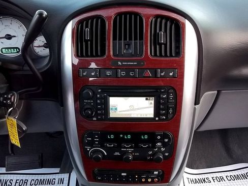 Used 2007 Chrysler Town & Country Limited FWD image 22