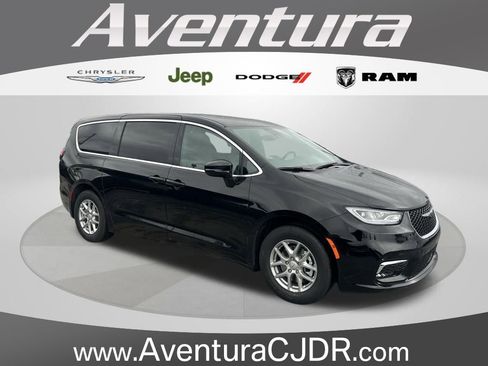 New 2026 Chrysler Pacifica Select image 1