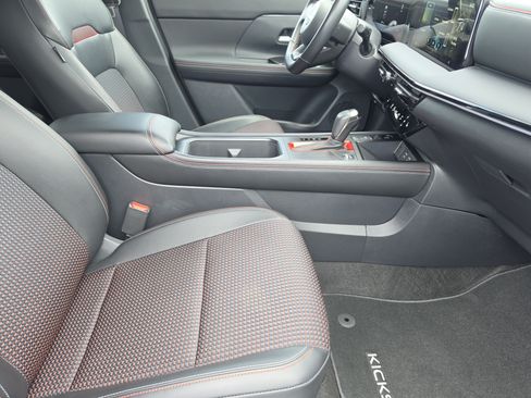 Used 2025 Nissan Kicks SR w/ SR Premium Package FWD image 13