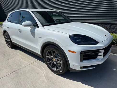 Certified 2026 Porsche Cayenne E-Hybrid AWD/4WD image 11