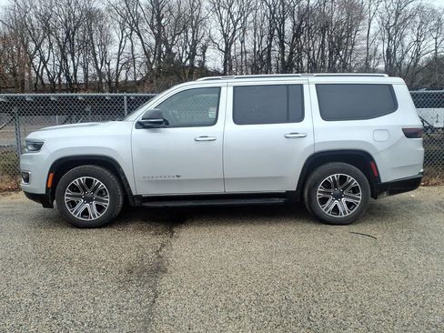 Used 2024 Jeep Wagoneer Series II w/ Flexible Seating Group image 5