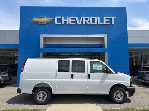 New 2026 Chevrolet Express 3500 RWD image 6