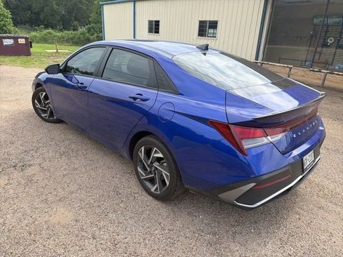 Used 2025 Hyundai Elantra Sport FWD image 4
