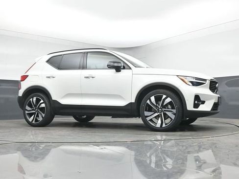 Used 2023 Volvo XC40 B5 Plus w/ Driver Assist Package AWD/4WD image 10