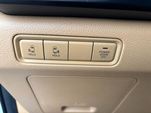 Used 2023 Kia Carnival LX image 21