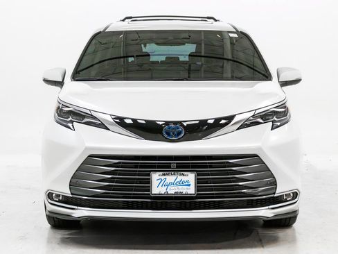 Used 2024 Toyota Sienna Platinum AWD/4WD image 6