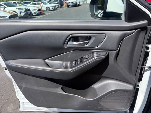 Used 2024 Nissan Rogue SV AWD/4WD image 18
