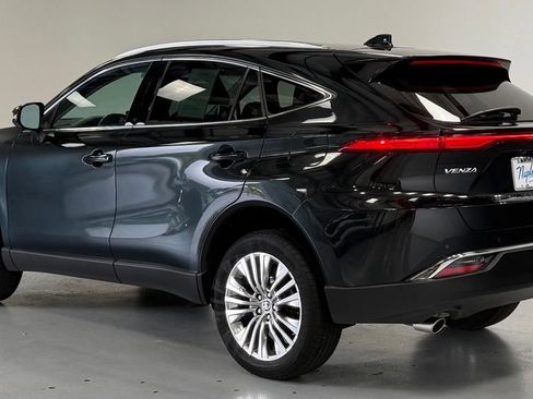 Used 2024 Toyota Venza XLE AWD/4WD image 4