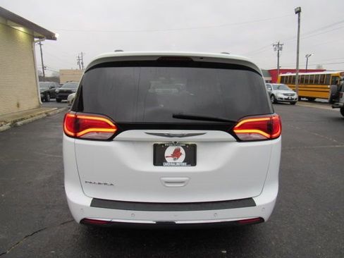 Used 2017 Chrysler Pacifica Touring-L Plus image 6