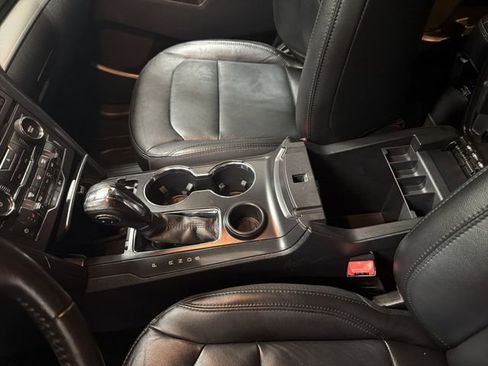 Used 2018 Ford Explorer XLT w/ Equipment Group 202A image 25