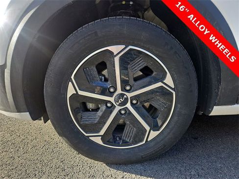 Used 2024 Kia Niro LX image 7