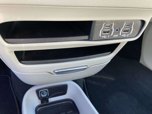 Used 2024 Chrysler Pacifica Touring-L image 23