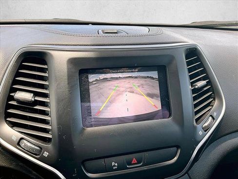 Used 2019 Jeep Cherokee Latitude Plus FWD image 23