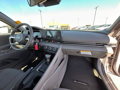 Used 2025 Hyundai Elantra SE image 22