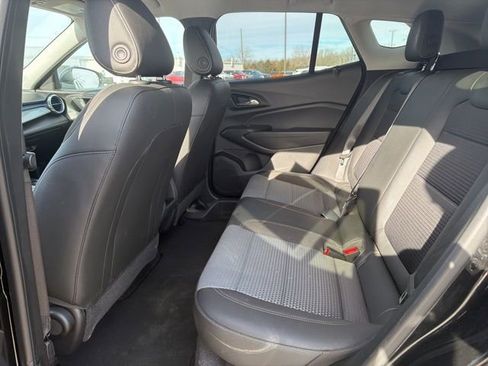 Used 2025 Chevrolet Trax LT w/ LT Convenience Package image 28